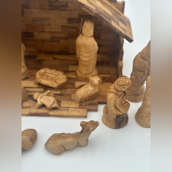 Large Handmade / Handcarved Olive Wood Primitive Nativity Scene - Picture 7 of 14